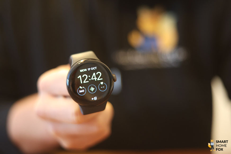 Man sieht die Google Pixel Watch.
